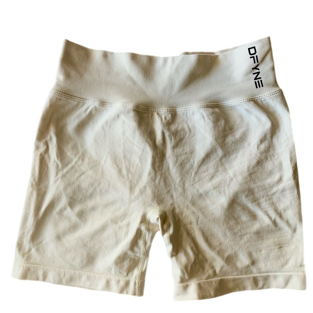 Dfyne 4.5 Dynamic shorts Snow White in size medium.
